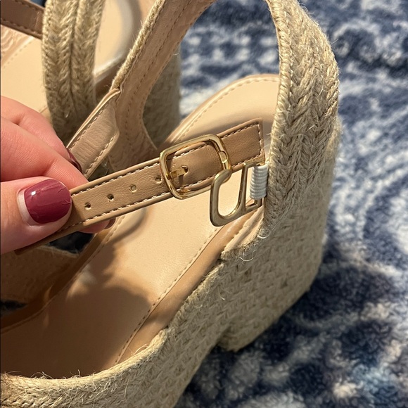 Elegant Beige Wedge Sandals - Picture 2 of 4